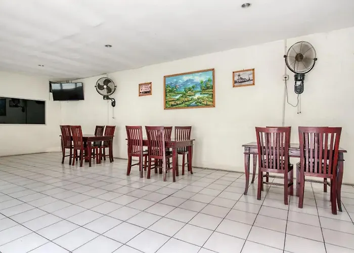 Reddoorz Plus Near Galaxy Mall Surabaya